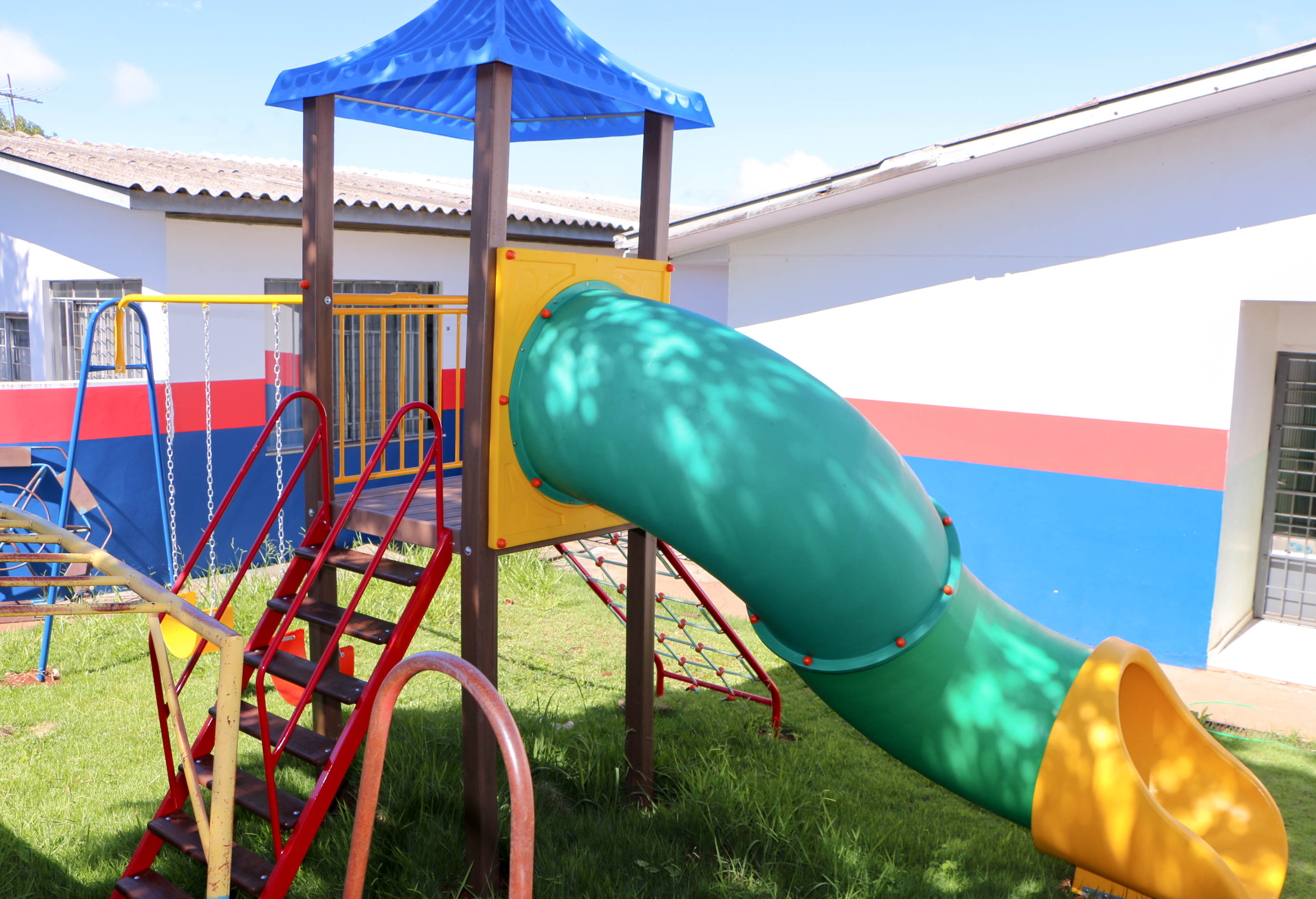 Escolas municipais ganham novos parques infantis