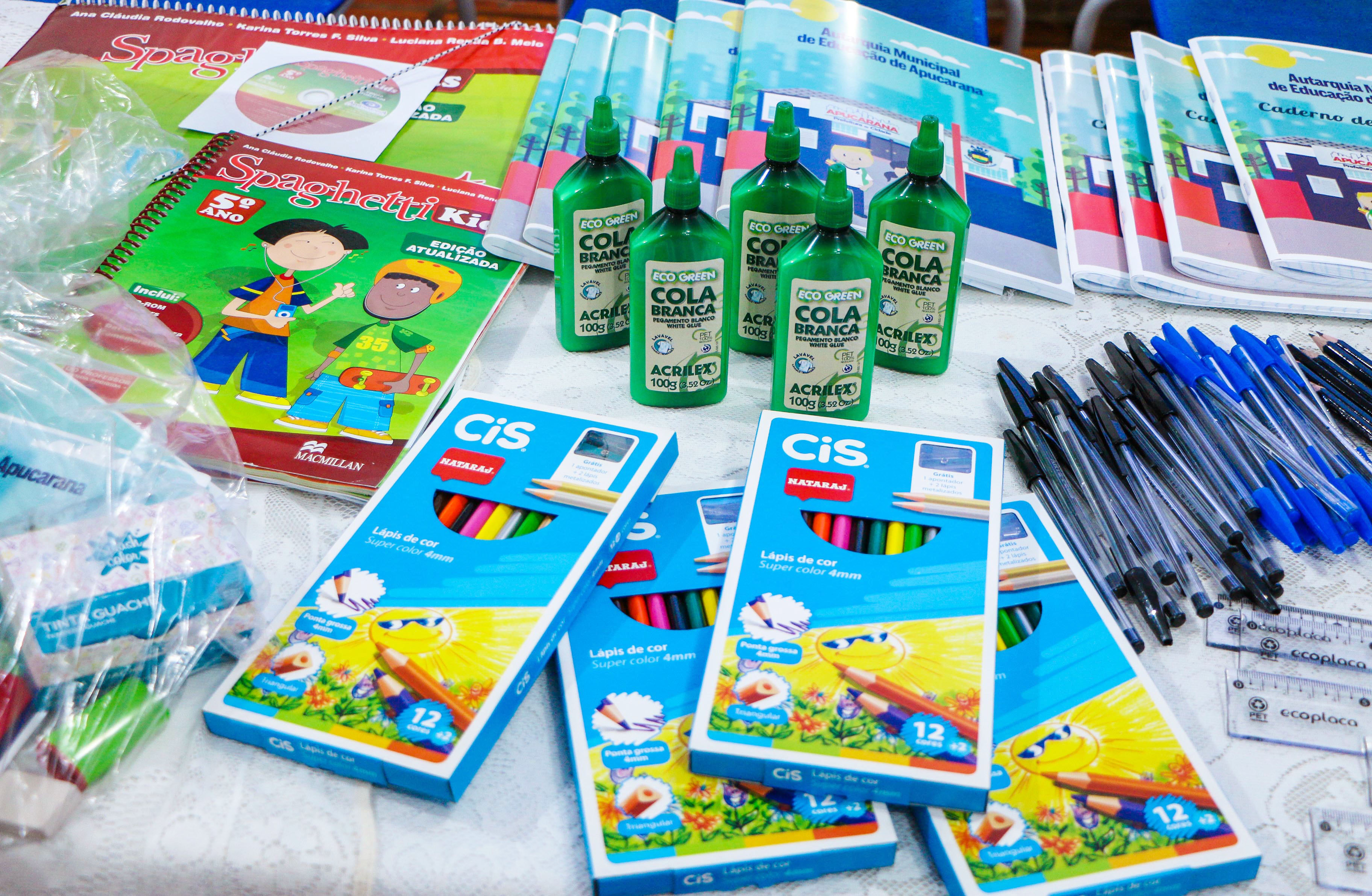 Apucarana repassa materiais e livros para 11 mil alunos da rede municipal