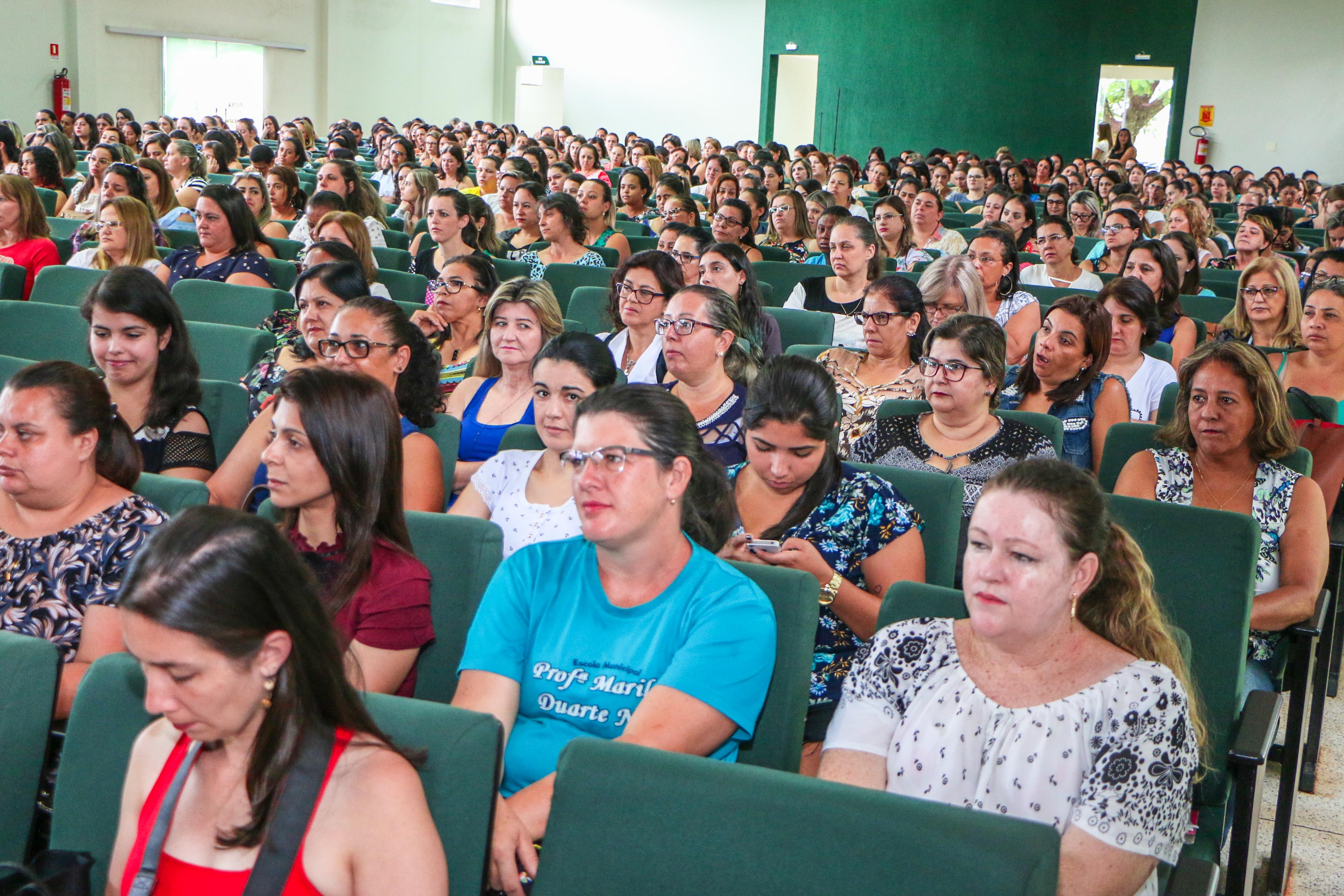 Psicóloga do Nucria ministra palestra sobre proteção à criança e adolescente