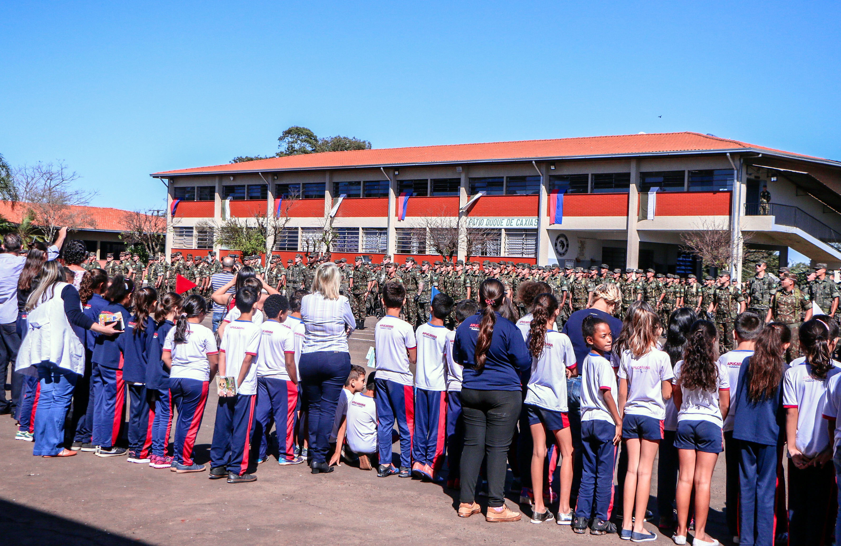 Alunos da rede municipal participam de comemoração do Dia do Exército