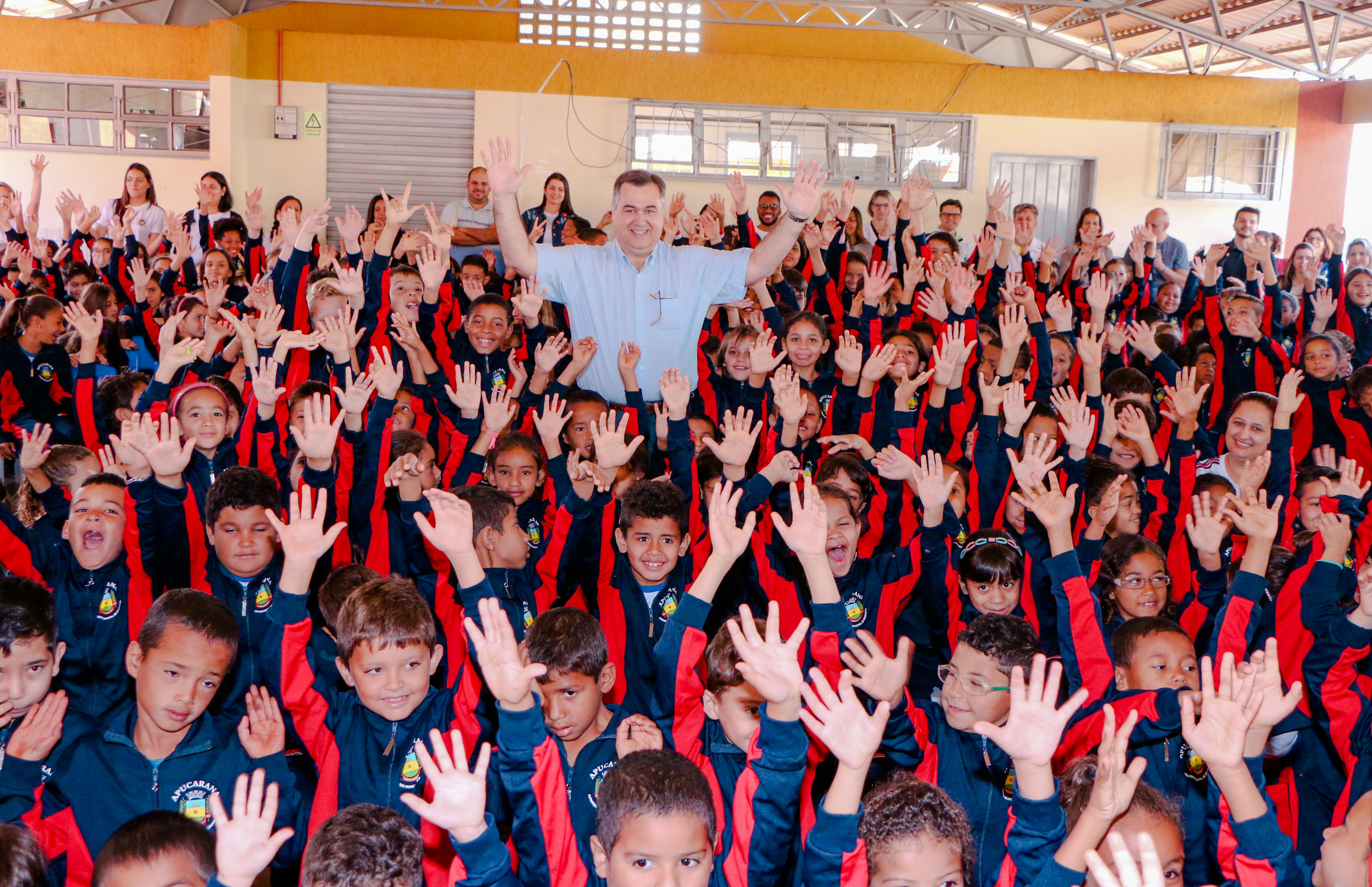 Alunos da rede municipal de ensino recebem uniformes novos