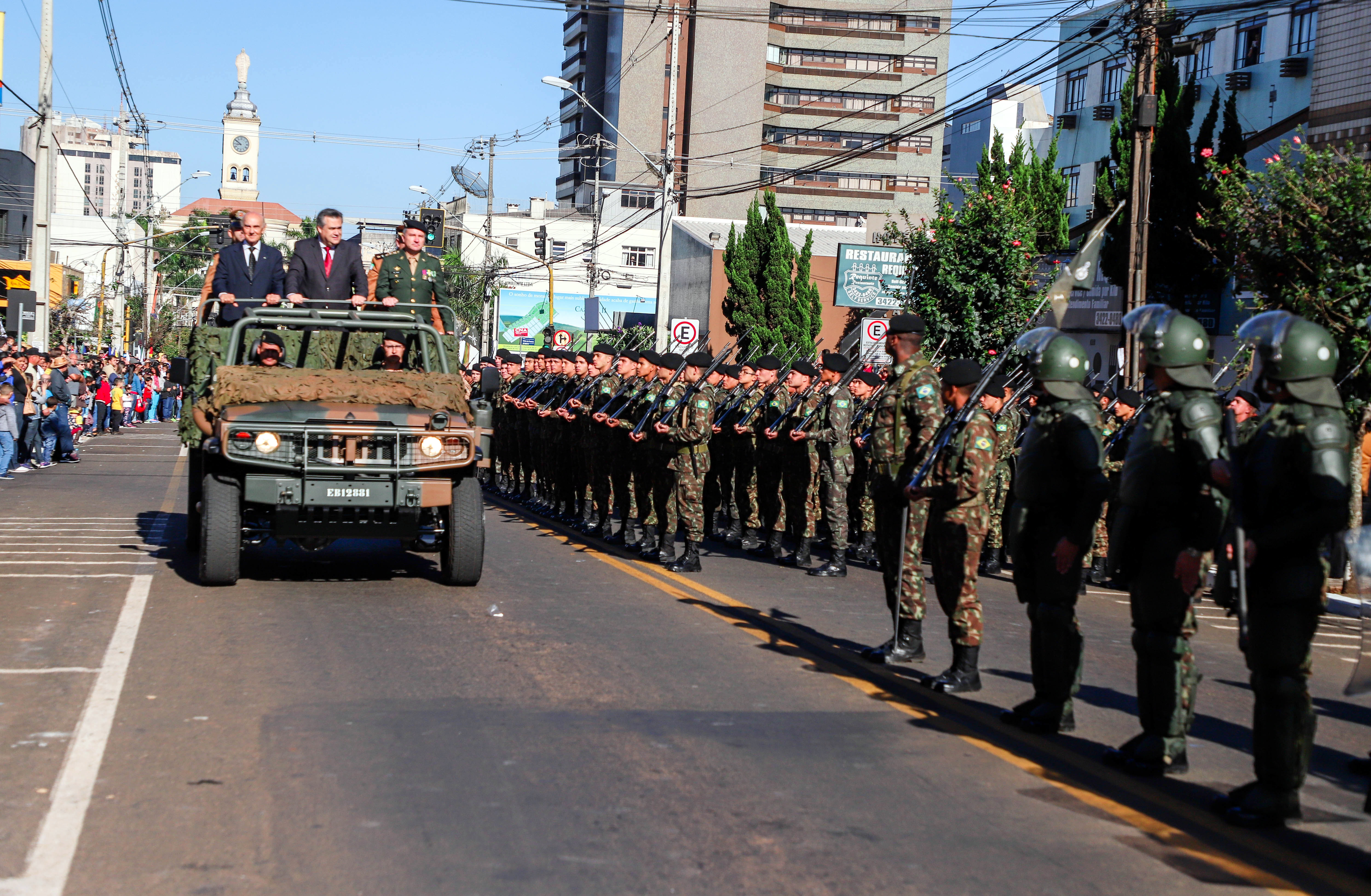 Desfile da Independência atrai mais de 20 mil pessoas  à Praça Rui Barbosa