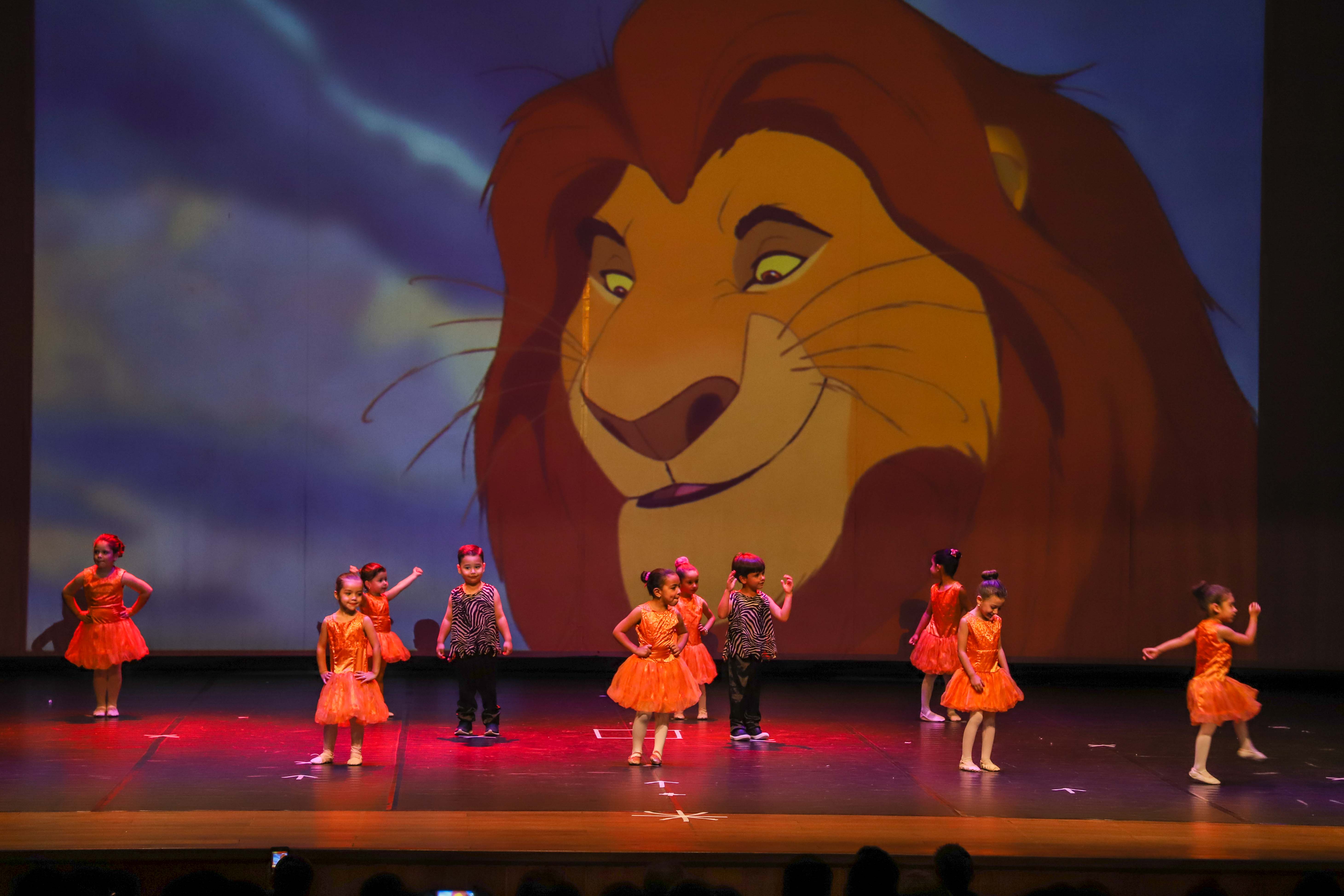 Alunos fazem apresentações de dança baseadas em clássicos do cinema