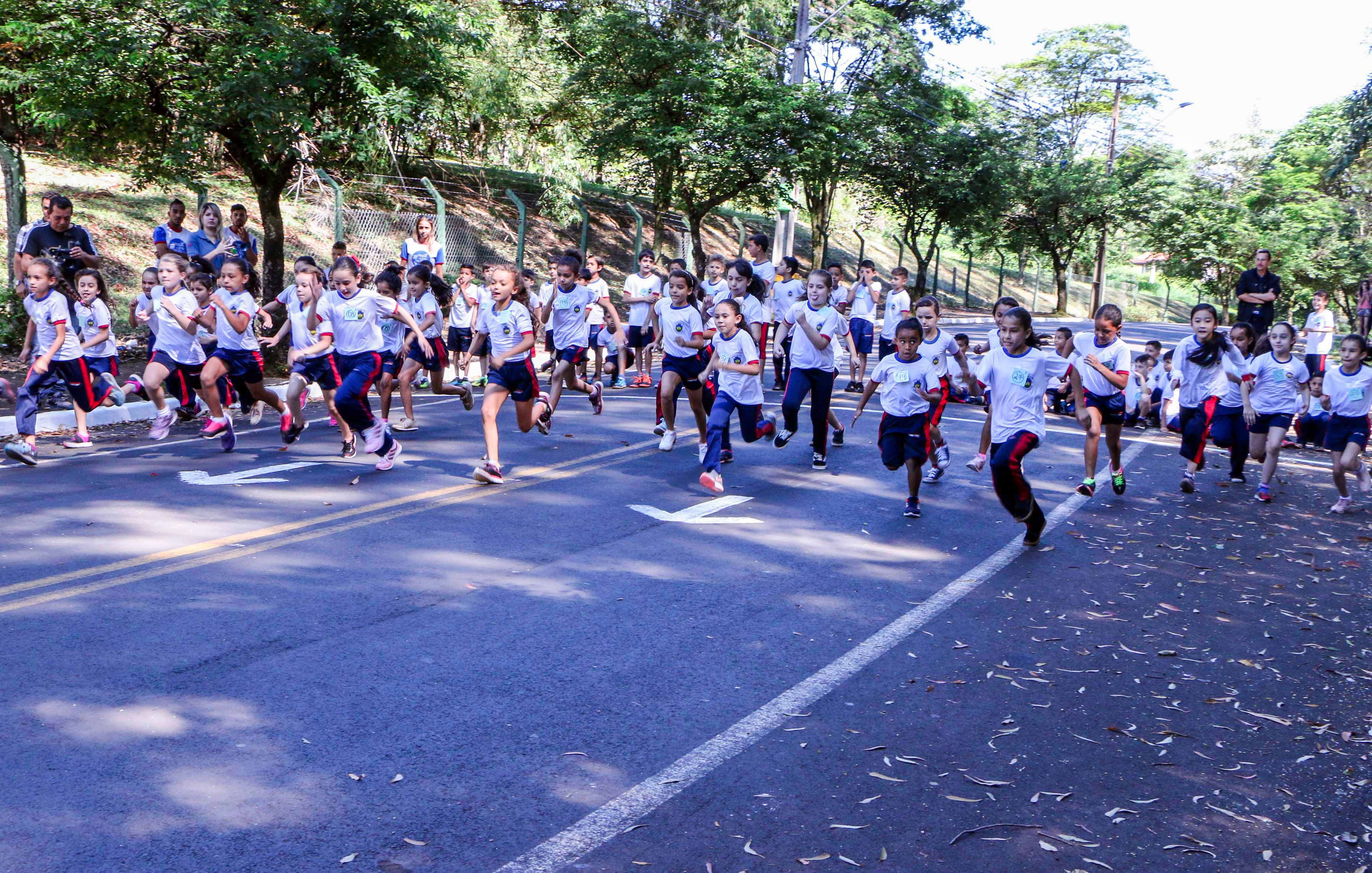 Crianças mostram fôlego em corrida de rua das escolas