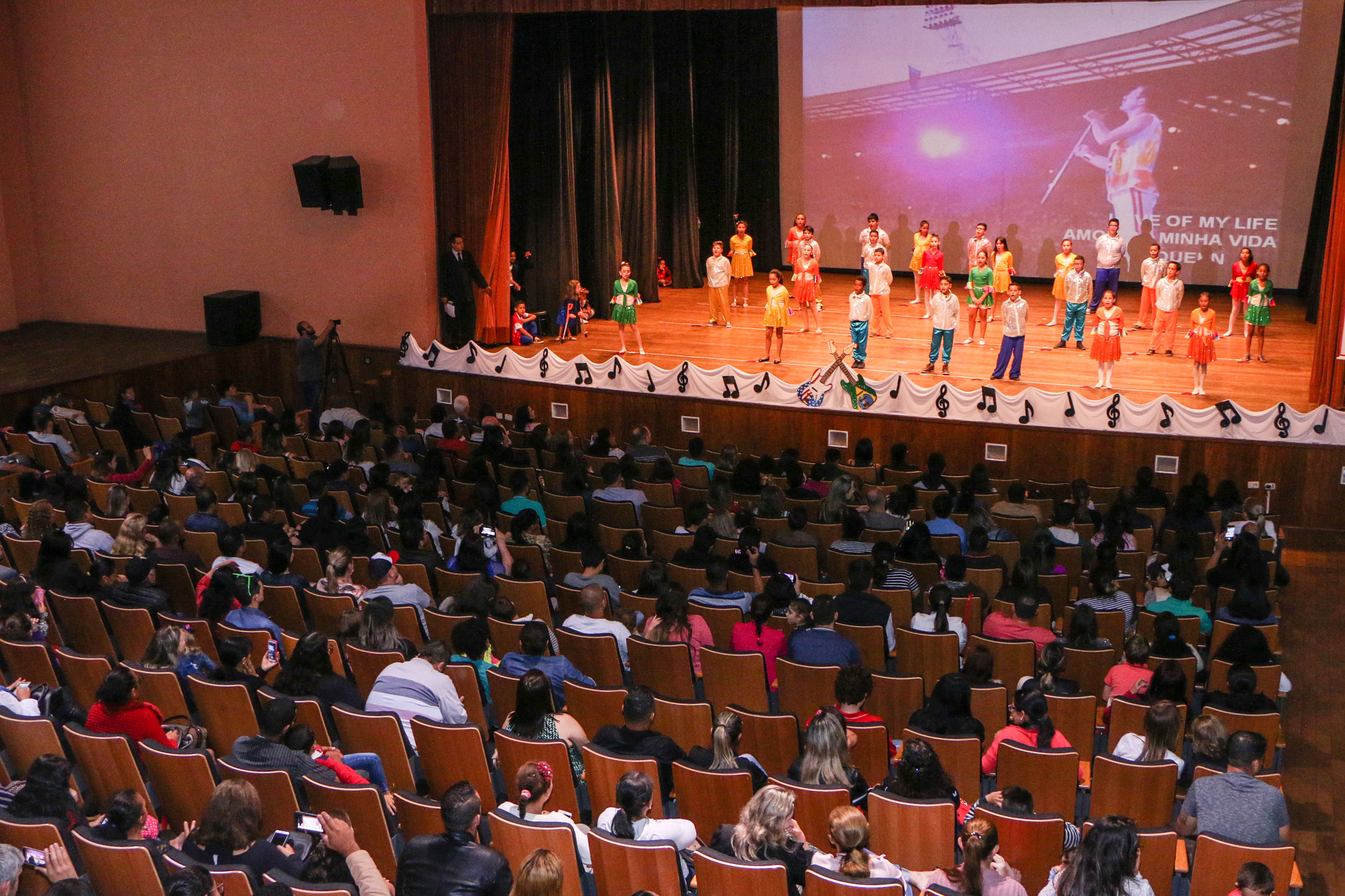 Festival de Inglês revela talentos na rede municipal de ensino