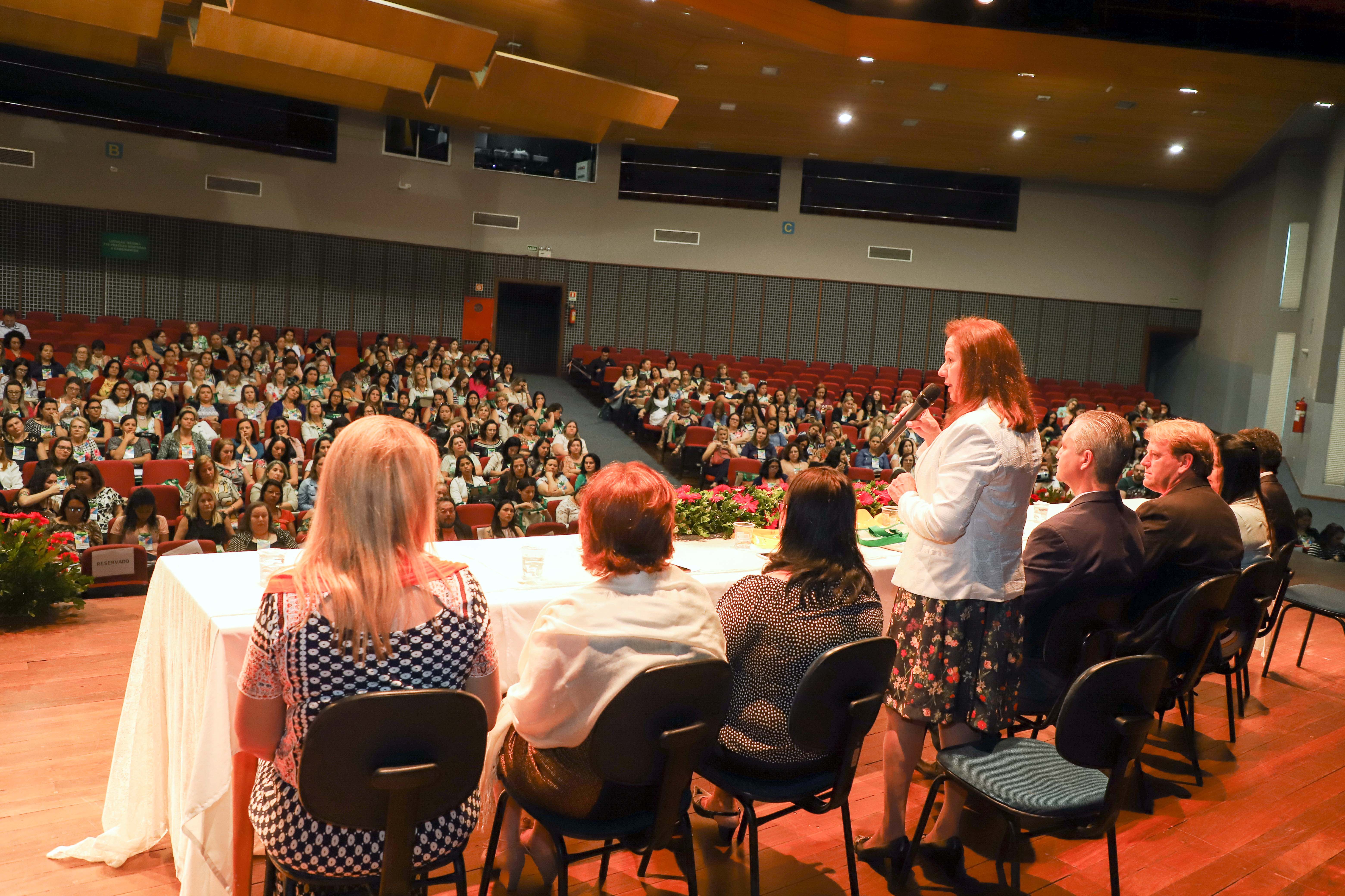 Professores de Apucarana participam de Fórum Interestadual da Educação