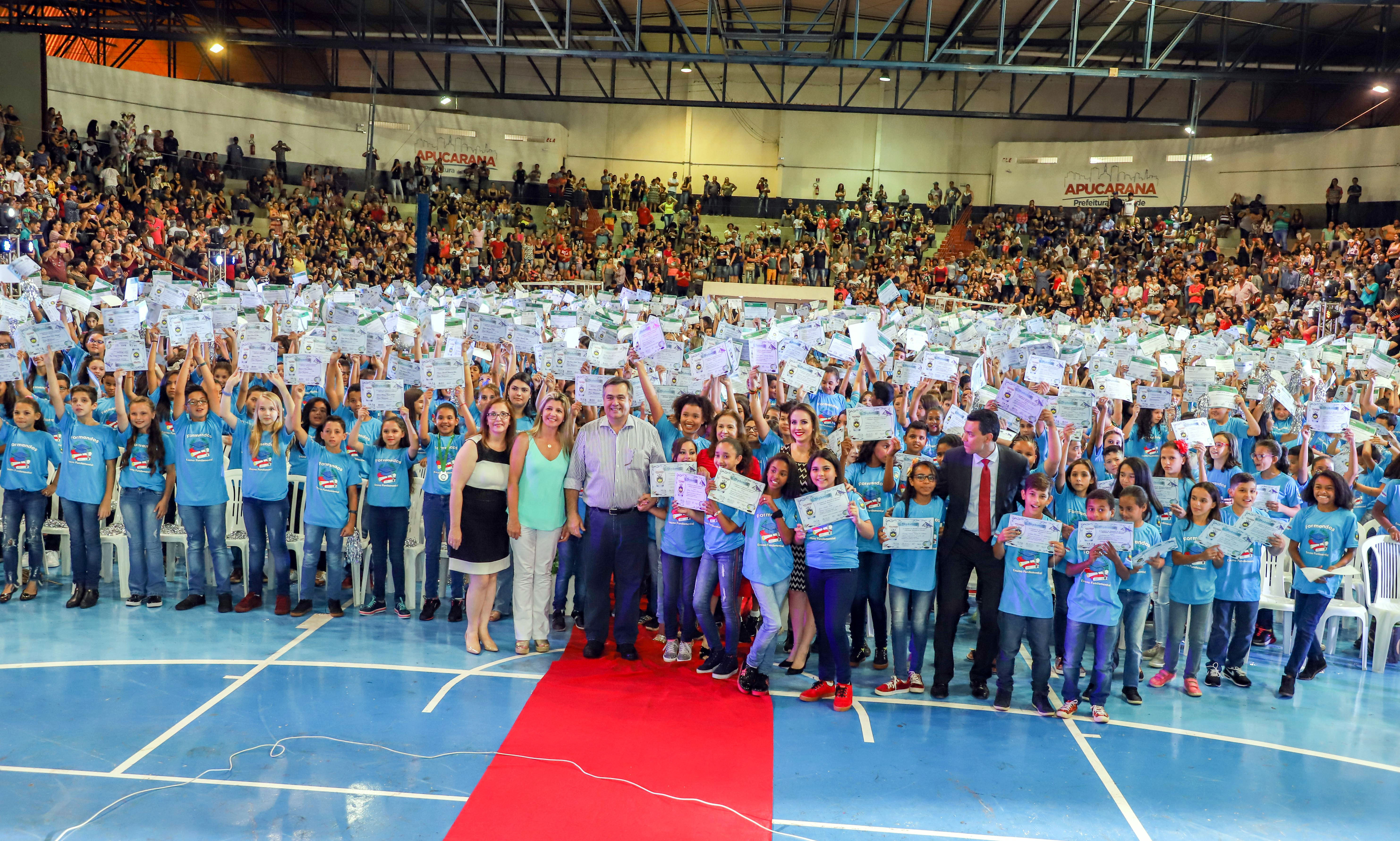 Formatura do 5º ano reúne 1.338 alunos das escolas municipais