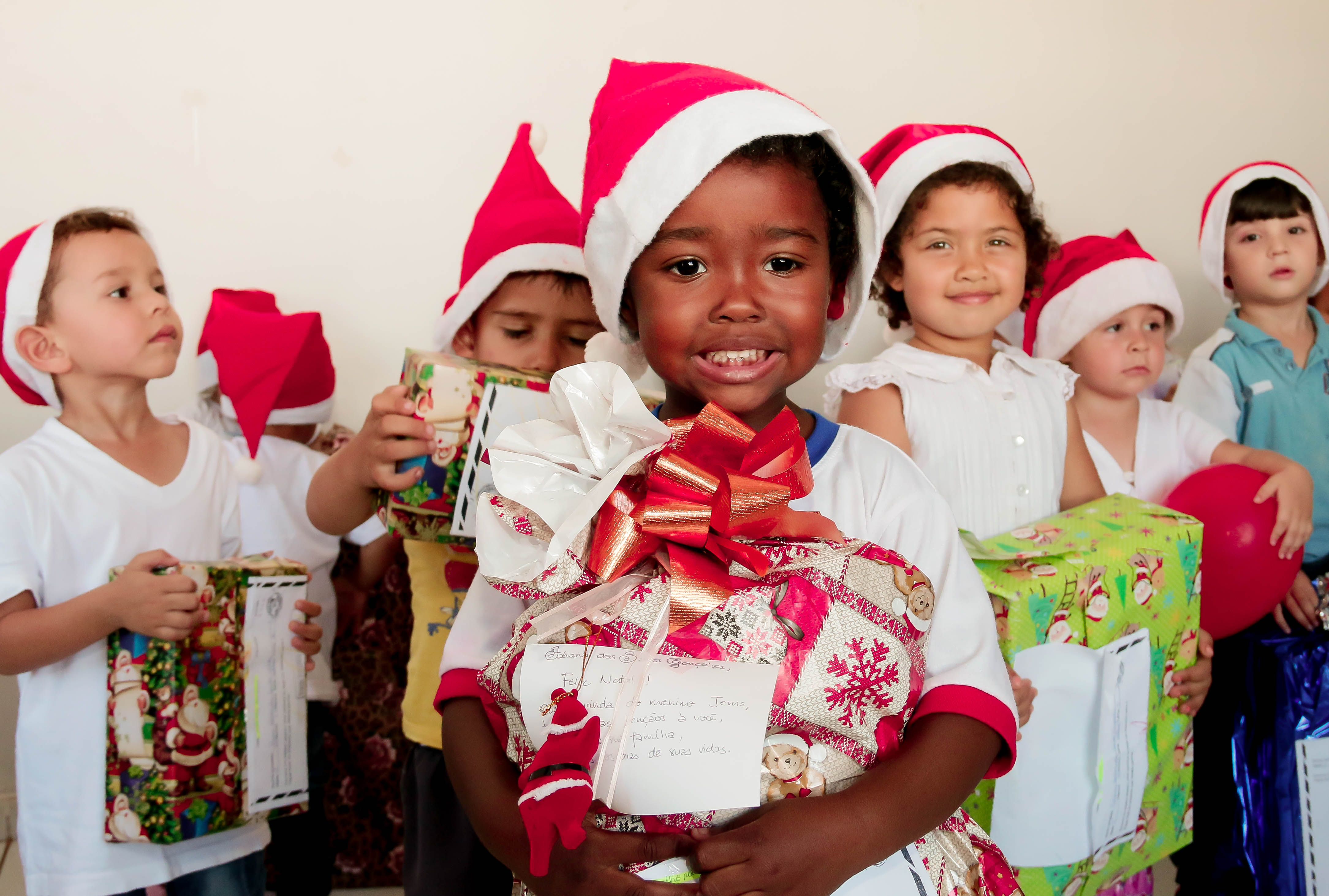 Papai Noel dos Correios entrega 700 presentes na rede municipal de ensino