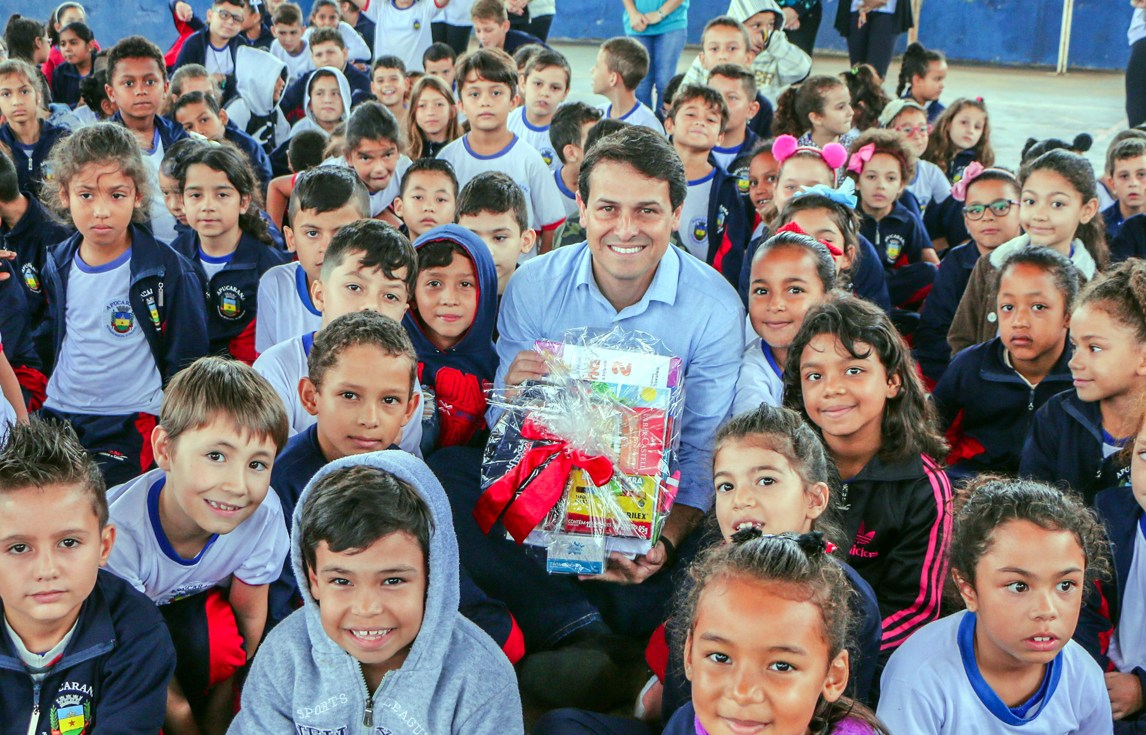 Apucarana distribui materiais escolares para doze mil alunos