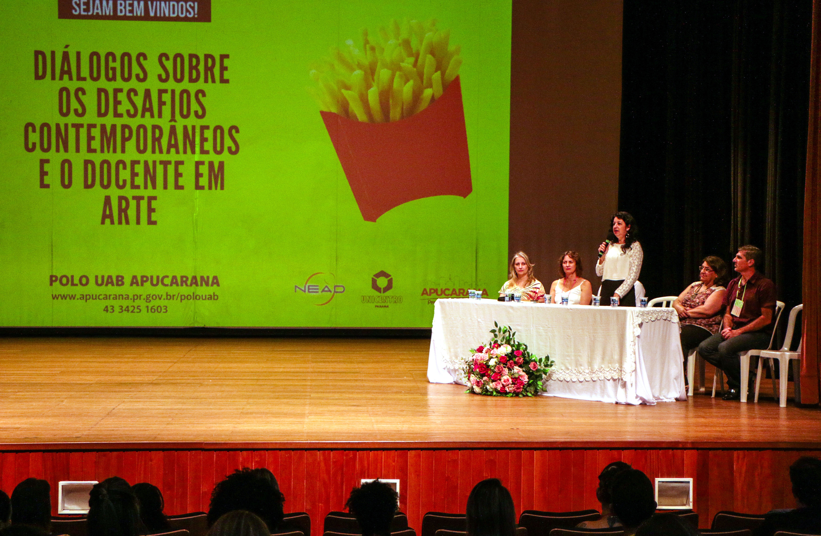 Encontro de estudos em Arte reúne 120 docentes e acadêmicos no Cine Teatro Fênix