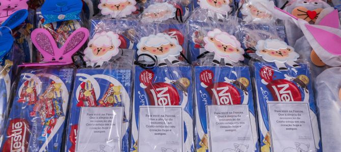 Bombons de páscoa serão entregues a pais de alunos