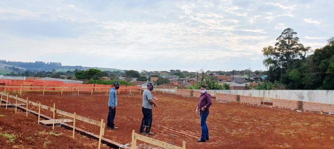 Prefeitura reconstrói quadra esportiva em escola do Jardim Marissol