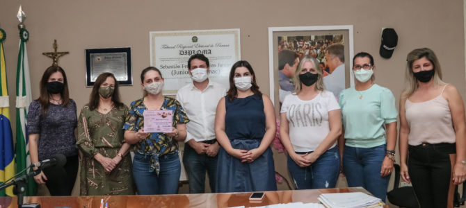 Educadoras apucaranenses recebem homenagem no mês da mulher Educadoras apucaranenses recebem homenagem no mês da mulher