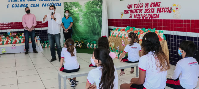 Prefeitura de Apucarana distribui chocolates aos doze mil alunos da rede municipal de ensino