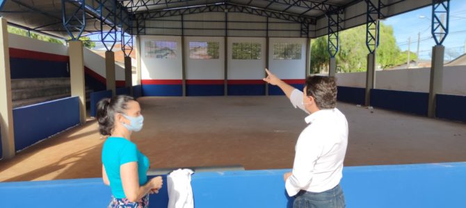 Prefeito vistoria construção de quadra esportiva em escola do Núcleo Dom Romeu Alberti