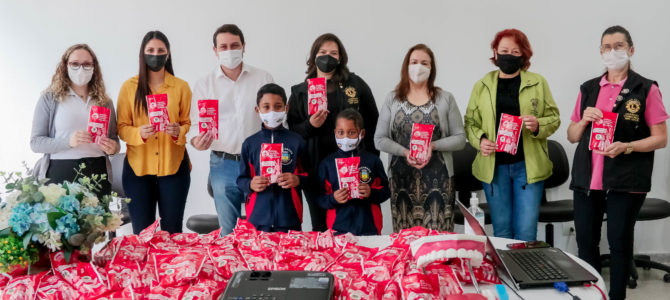 Alunos recebem kits de higiene bucal