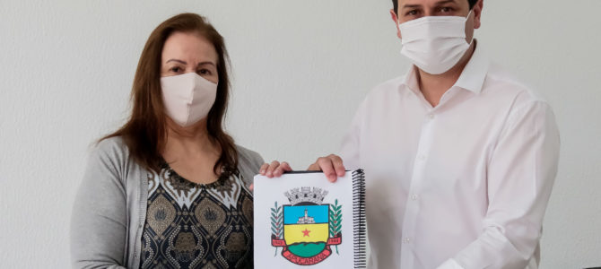 Prefeito Junior da Femac recebe relatório de monitoramento  do Plano Municipal de Educação