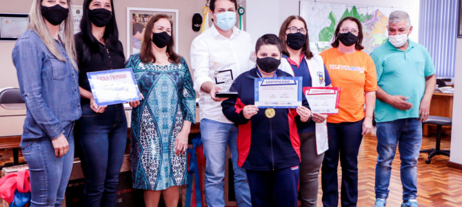 Aluno e professora conquistam prêmios em concurso cultural