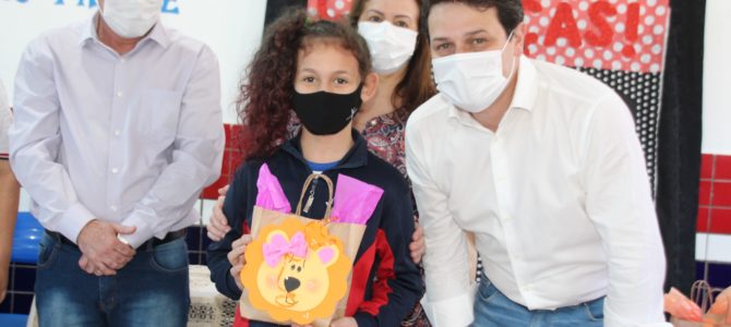 Dia das Crianças é comemorado com distribuição de doces na rede municipal de Apucarana