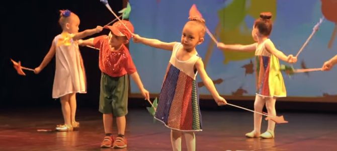 Crianças encantam o público com apresentação de dança
