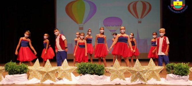 Estudantes exibem aprendizado de inglês e espanhol durante festival das escolas municipais Estudantes exibem aprendizado de inglês e espanhol durante festival das escolas municipais