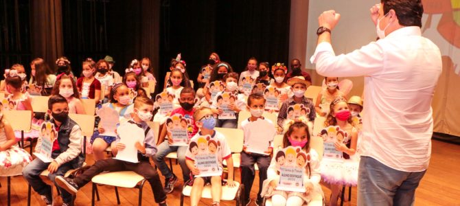 Sarau de Poesias incentiva a leitura, a escrita e a oralidade entre os alunos da rede municipal de Apucarana