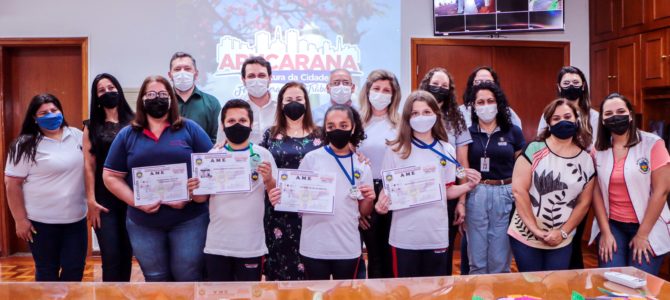 Professora e alunos conquistam prêmios em concursos de poesias