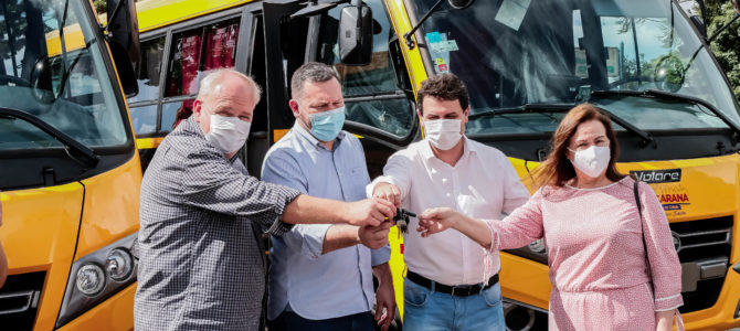 Prefeito entrega cinco micro-ônibus novos para a Educação