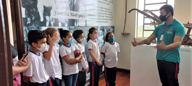 Estudantes visitam museu e aprendem sobre a história da colonização de Apucarana