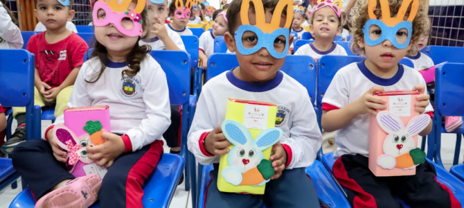 Estudantes da rede municipal recebem caixas de bombons