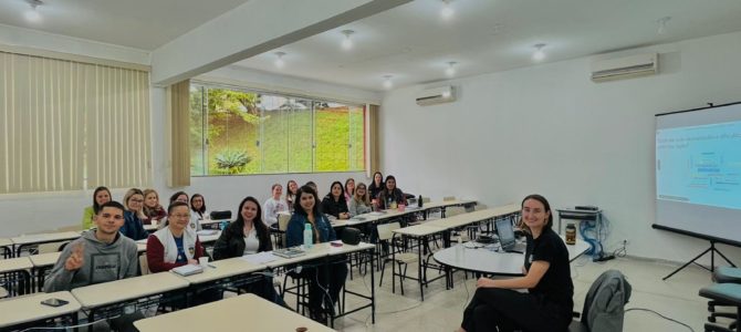 Professores participam de curso de aperfeiçoamento das habilidades orais em língua inglesa