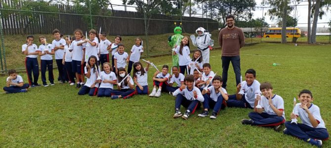 Estudantes aprendem a construir e lançar foguetes