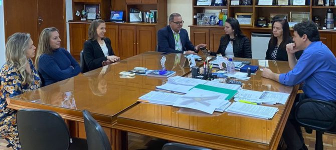 Comitiva de Medianeira conhece a rede municipal de educação de Apucarana