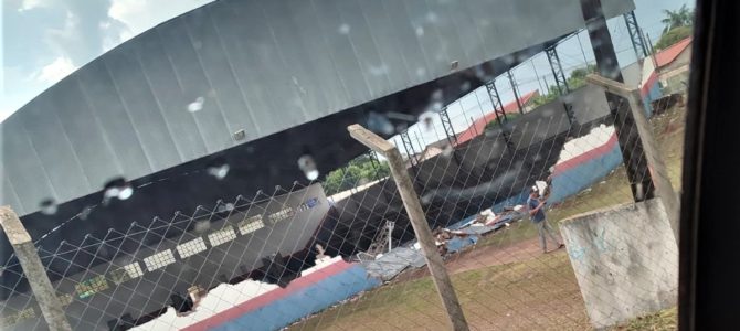 Vento forte derruba muro de quadra de escola no Núcleo João Paulo