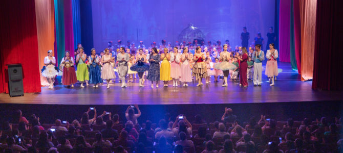 Crianças da rede municipal de educação brilham no palco do Cine Teatro Fênix