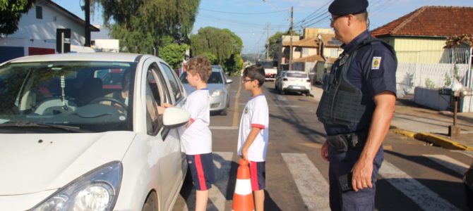 Estudantes promovem campanha de conscientização sobre segurança no trânsito