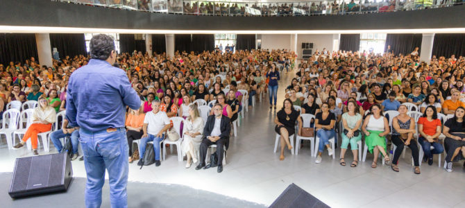 Apucarana apresenta Referencial Curricular Municipal da Educação Básica Apucarana apresenta Referencial Curricular Municipal da Educação Básica