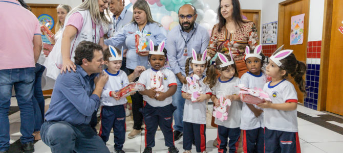 Apucarana distribui caixas de bombons aos alunos da rede municipal de educação