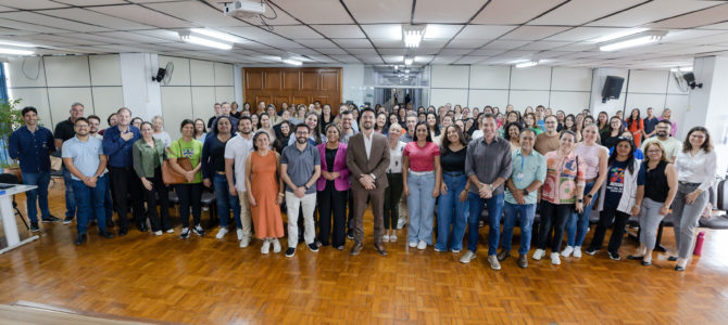 Prefeitura de Apucarana dá posse a novos professores e assistentes de atendimento