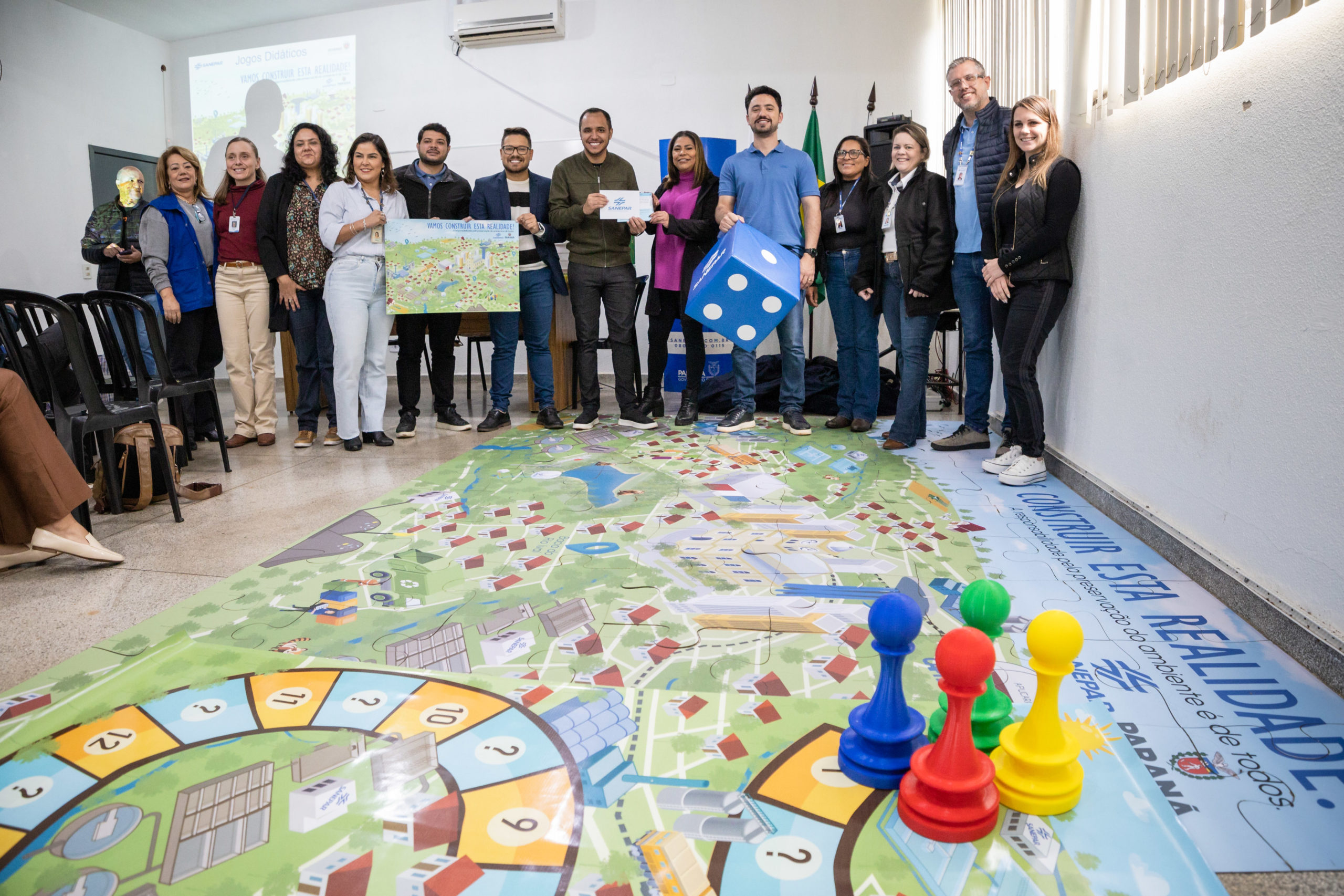 Sanepar entrega jogos educativos a escolas municipais de Apucarana