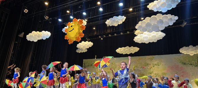 CMEIs encantam o público com espetáculo musical no Cine Teatro Fênix