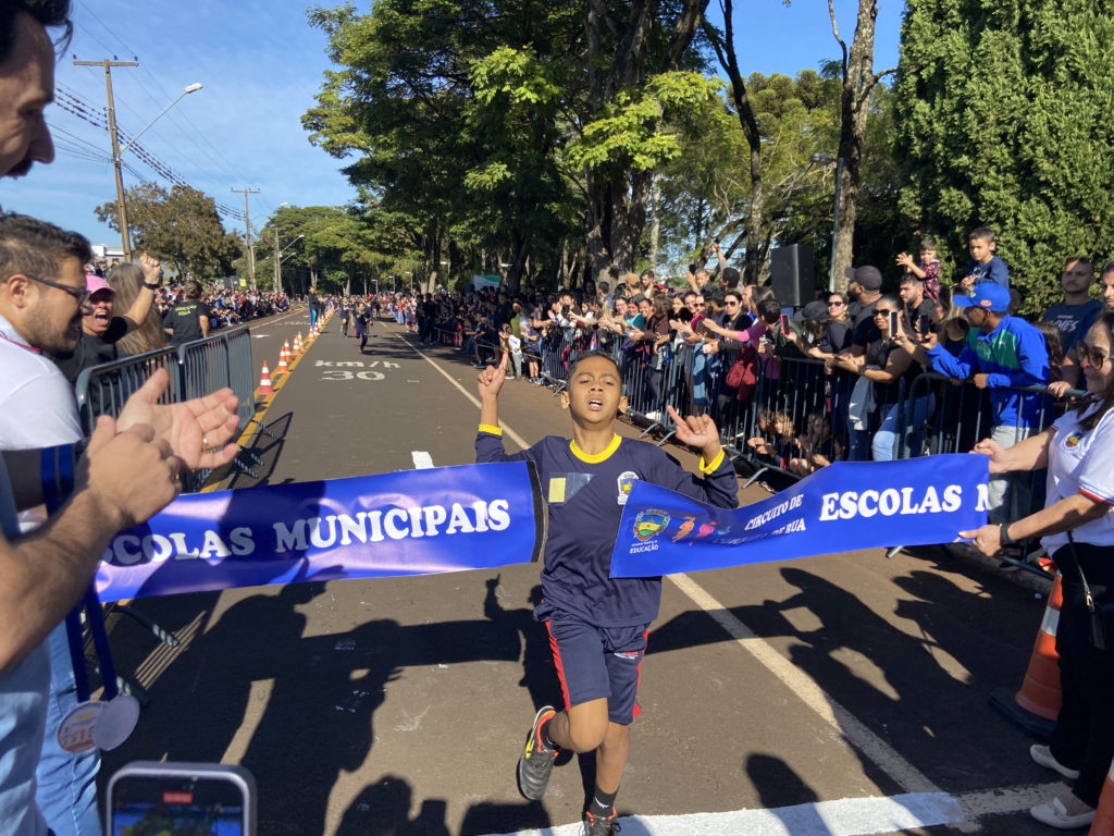 Mais de 700 atletas participam neste domingo da terceira etapa do Circuito de Corridas de Rua das Escolas Municipais de Apucarana