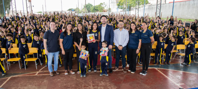 Prefeitura de Apucarana entrega doces e livros a estudantes em comemoração ao Dia das Crianças