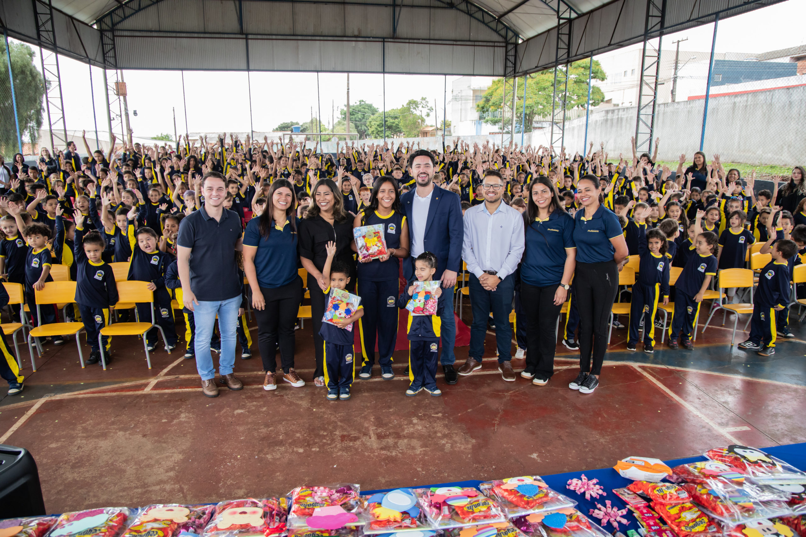 Prefeitura de Apucarana entrega doces e livros a estudantes em comemoração ao Dia das Crianças
