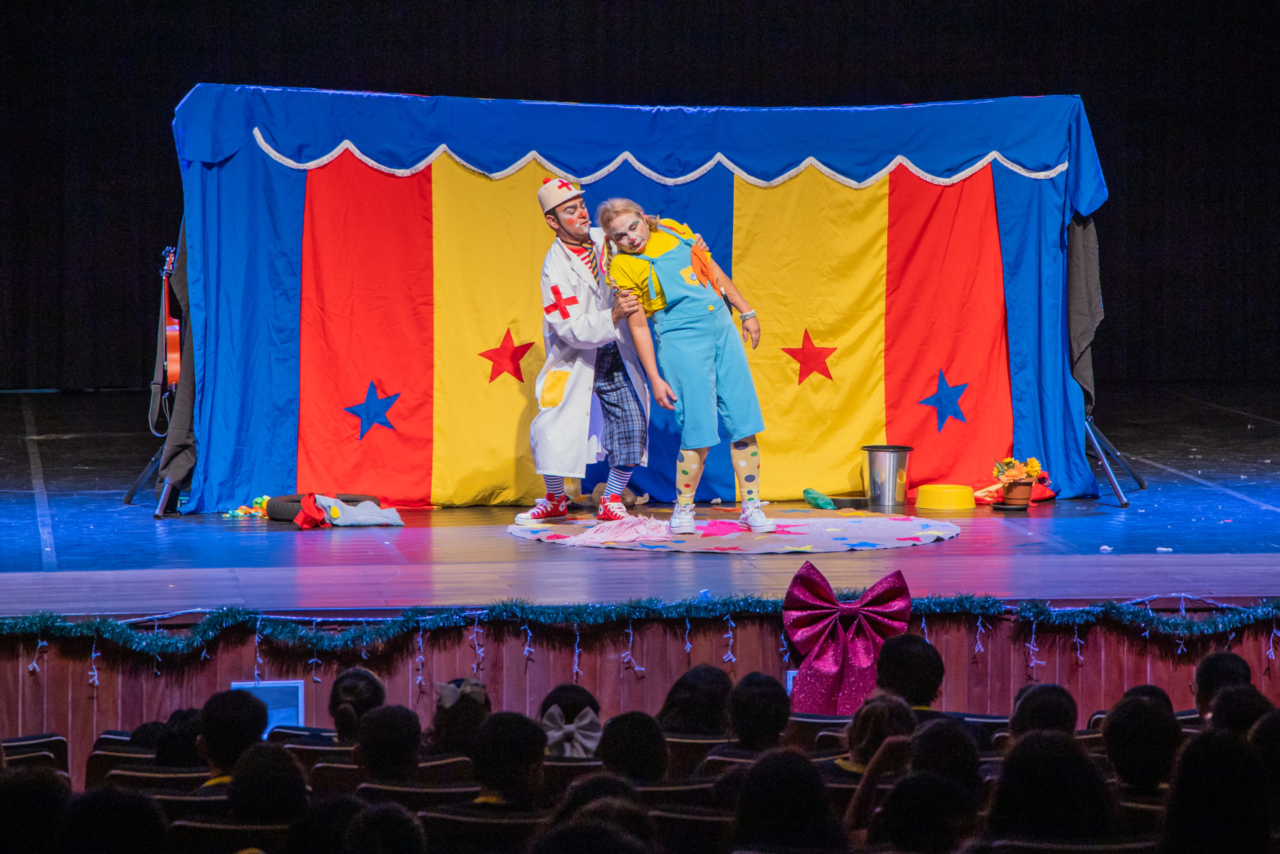 Peça teatral orienta estudantes sobre prevenção à dengue em Apucarana