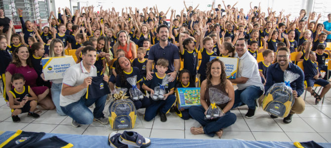Uniforme chega mais cedo, mais completo e com proposta inédita que transforma kit em experiência lúdica para alunos de Apucarana