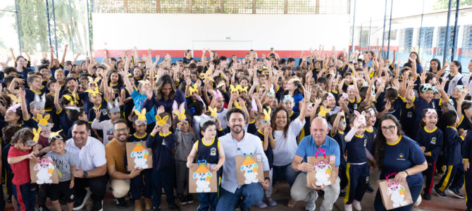 Apucarana celebra a Páscoa com distribuição de chocolates para estudantes da rede municipal de Educação