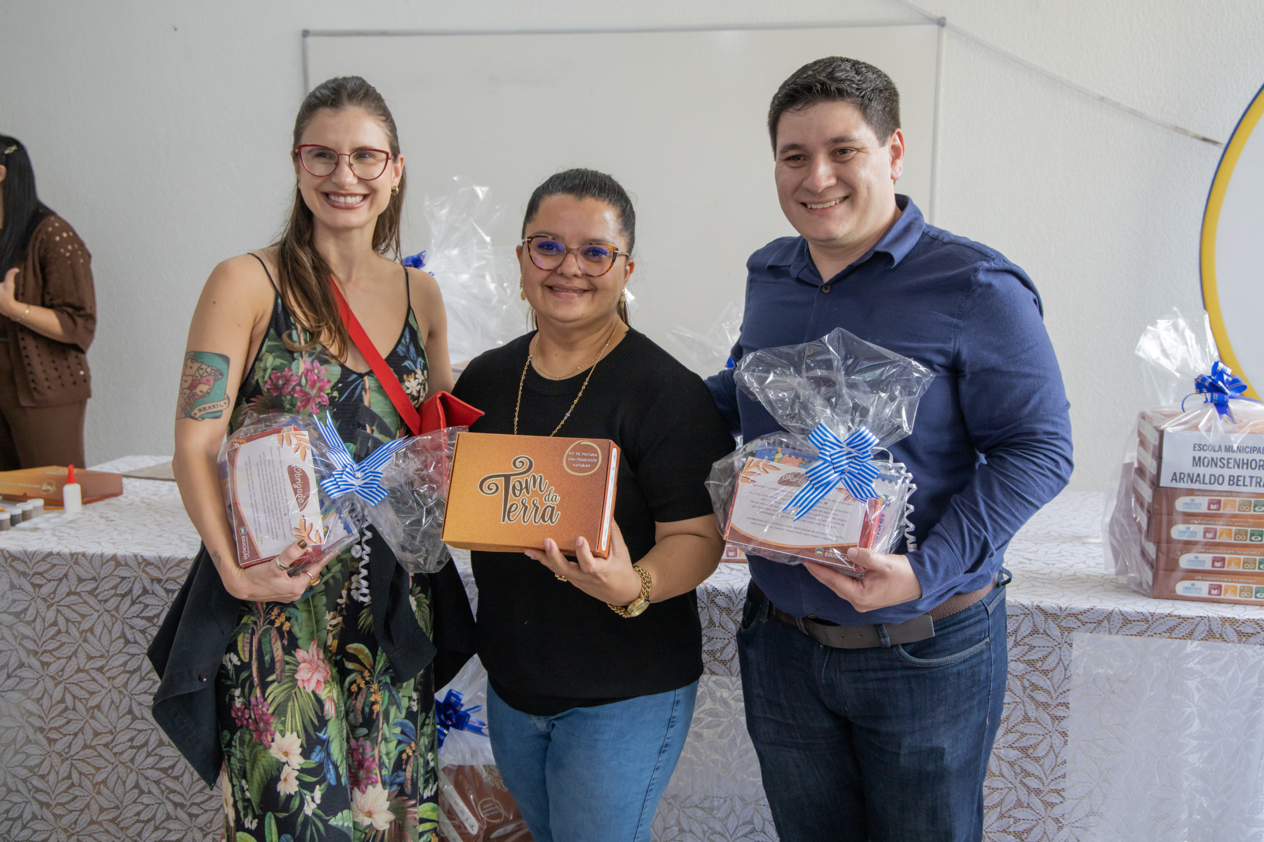 Escolas municipais de Apucarana recebem kits de pintura do projeto Tom da Terra