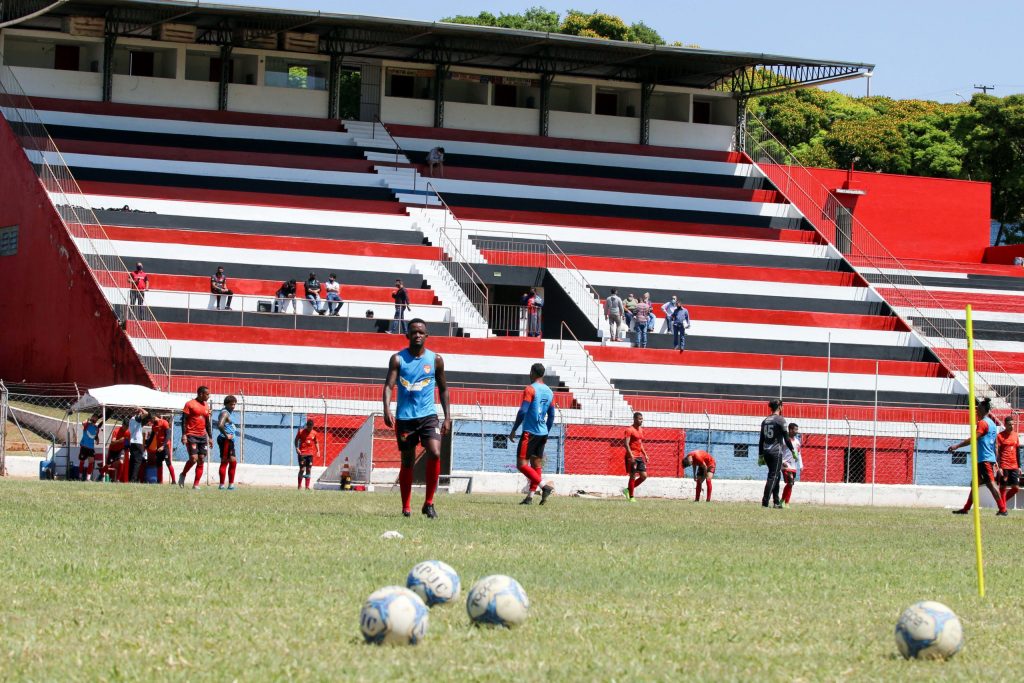 Secretaria de Saúde libera jogos de futebol, e Paranaense pode