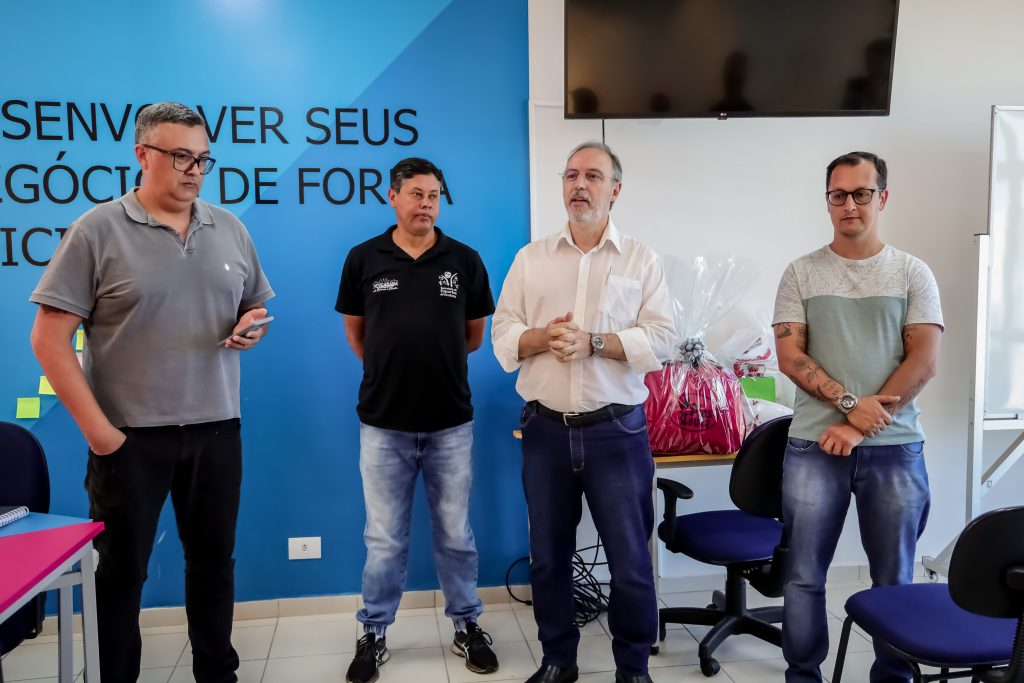 SESA - Meninas do futebol de salão da Sesa recebem medalhas e